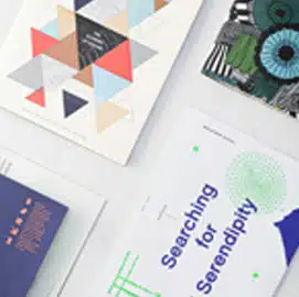 Collection de brochures, flyers et magazines colorés disposés sur une table, print Yescom à Pontivy