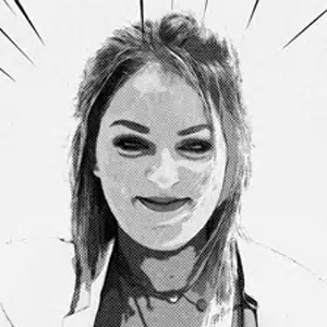 Portrait buste N&B d’Agathe, cheveux longs, sourire professionnel, fond neutre, équipe Yescom à Pontivy.