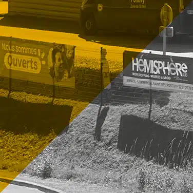 Image en noir & blanc avec aplat jaune en transparence présentant des banderoles publicitaires installées sur clôture, visibles depuis la route, pour commerces locaux