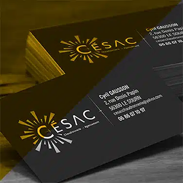 Image noire & blanc avec aplat jaune transparent, carte de visite avec coordonnées de l’entreprise CESAC. Noire avec une typographie stylisée et des étincelles autour. Image en Noir et blanc avec aplat jaune