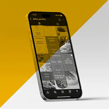 Image en noir & blanc avec un aplat jaune en transparence, montrant un Smartphone affichant le compte Instagram @dolce_pontivy avec une grille de publications