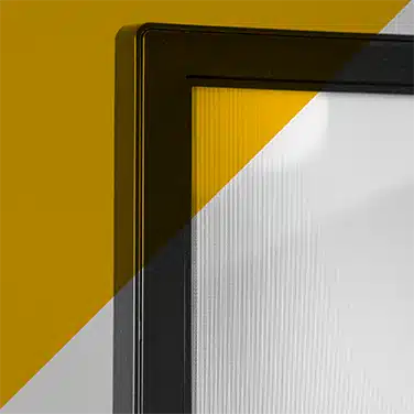 Image en noir & blanc avec un aplat jaune tranparent, gros plan sur écran led pour diffusion d'images dynamique pour entreprises