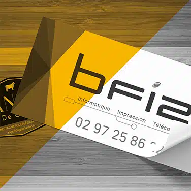 Image noire & blanc avec aplat jaune transparent,présentant les stickers découpés à la forme pour les entreprises BFI2 et L'Angus de Guerlédan