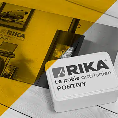 Image en noir & blanc avec aplat jaune mettant en avant un Puzzle et une boîte en métal personnalisés pour une campagne promotionnelle Rika, poêle autrichien à Pontivy.