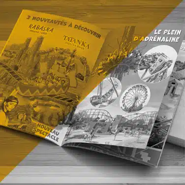 Image noire & blanc avec aplat jaune transparent. Brochure ouverte présentant les nouveautés d’un parc d’attractions, visuels colorés et photographies. Image en noir & blanc avec un aplat jaune