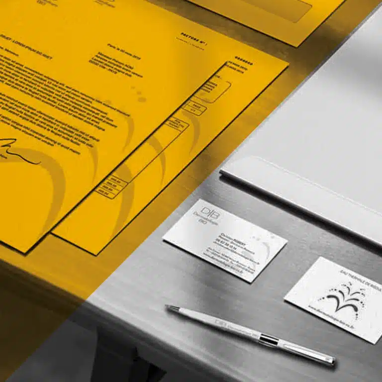 Kit papeterie sur bureau (papier à en-tête, cartes de visite, stylo), photo N&B avec aplats jaunes.identité visuelle Yescom à Pontivy.