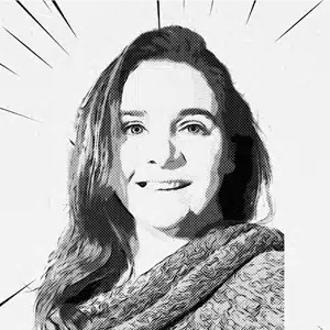 Portrait buste N&B de Maud, sourire, haut clair, fond neutre