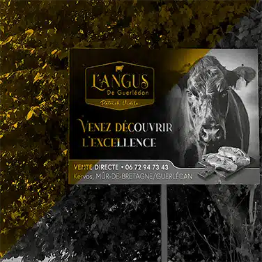 Image en noir & blanc avec aplat jaune en transparence montrant un panneau publicitaire présentant la viande Angus de Guerlédan
