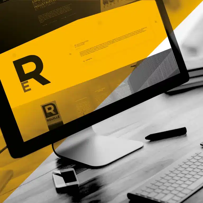 Ordinateur sur un bureau affichant une page web, photo N&B avec aplat jaune transparent. Création web & réseaux sociaux Yescom à Pontivy.