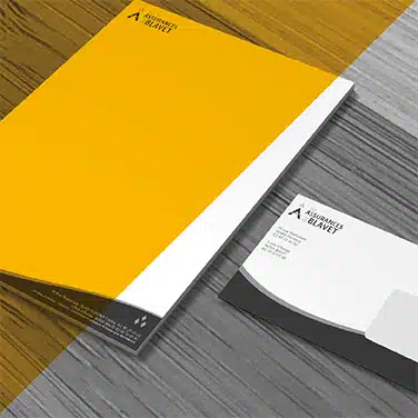 Image en noir & blanc avec un aplat jaune mettant en avant de la papeterie professionnelle (papier en-tête et enveloppe) pour Les Assurances du Blavet.