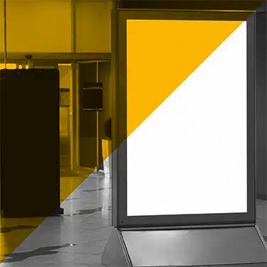 Image en noir & blanc avec aplat jaune transparent, panneau écran connecté d’affichage urbain