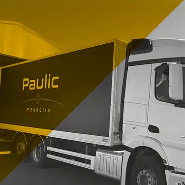 Image en noir & blanc avec aplat jaune en transparence, Poids lourd blanc floqué Paulic Meunerie, marquage latéral élégant