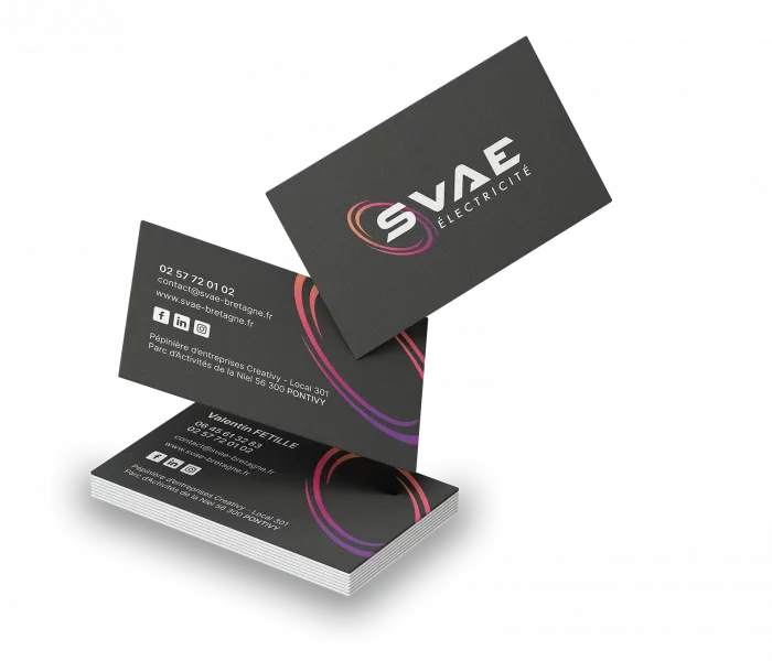 Mockup présentant plusieurs supports de communication conçus par Yescom : un roll-up pour Eliard SPCP, un drapeau plume pour La 15 N d'Albert, et un roll-up pour Glaciers Terres Bleues, illustrant la diversité et la qualité du design professionnel pour différents clients